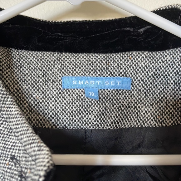 Grey, black and white coat. - Picture 3 of 7